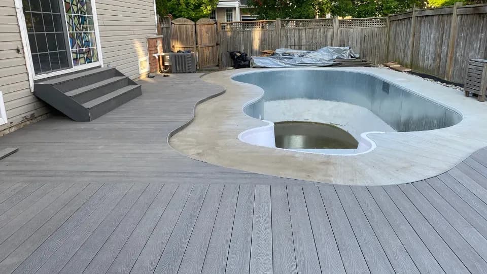 Tiered retaining wall with integrated planting beds